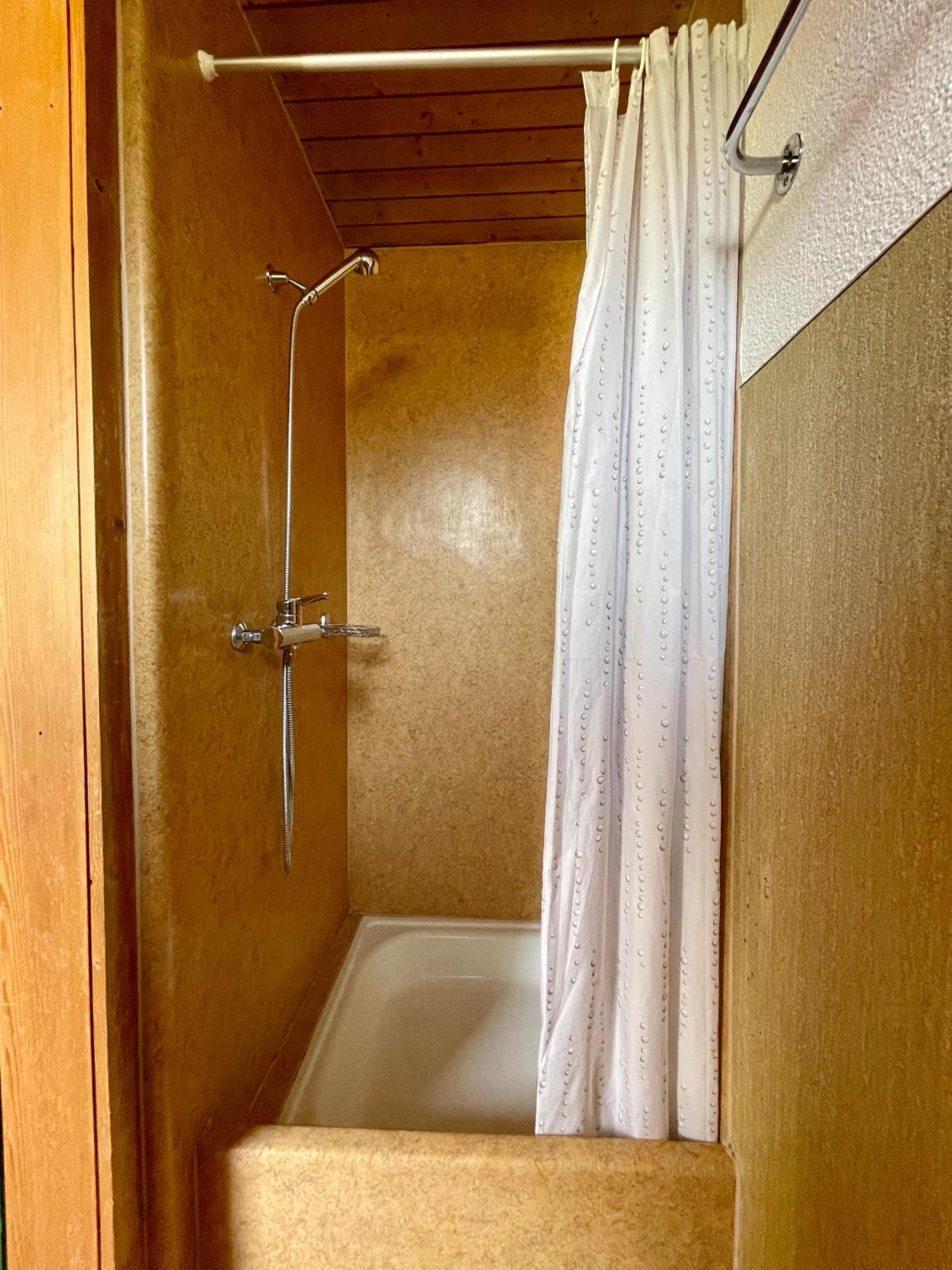 Albergue Alpine Base - Adults Only *